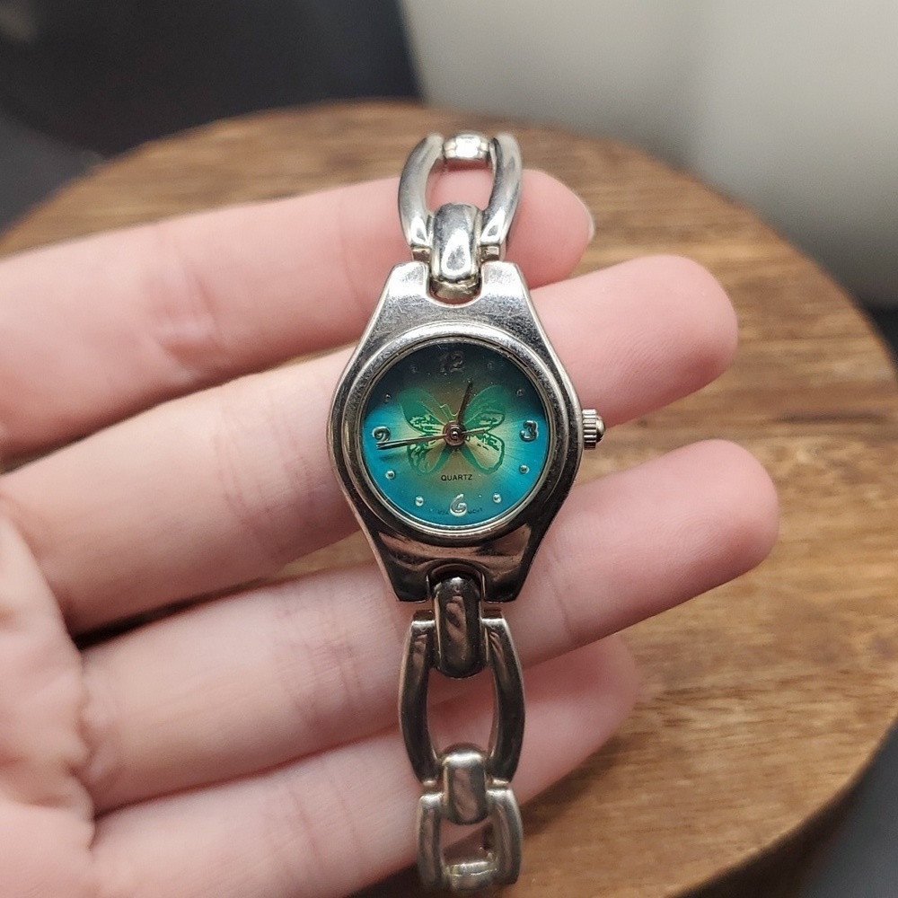 B2801 butterfly melt watch needs batteries